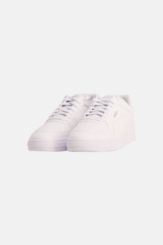 Sneakers blanches de PUMA, vues de derrière avec un logo argenté.