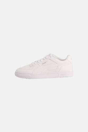 Sneakers blanches de PUMA, en vue latérale et avec des lacets.