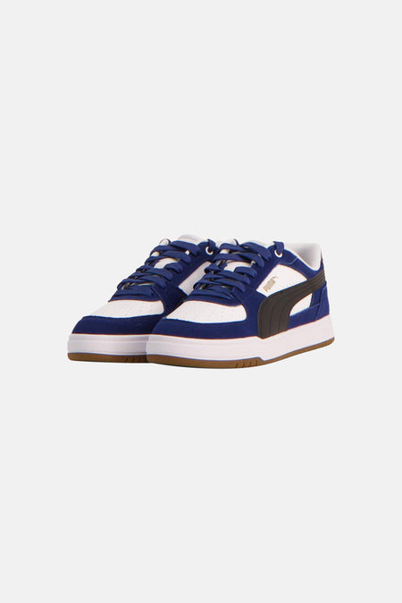 Baskets bleues de PUMA, avec un empiècement blanc et une semelle marron.