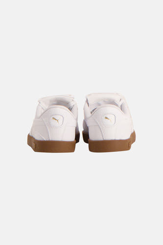 Witte sneakers van PUMA, met een bruine zool.