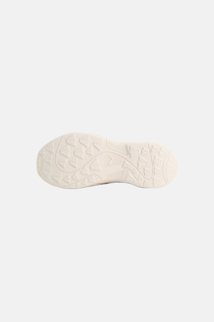 Grijze sneakers van PUMA, onderaanzicht van lichtbeige zool met driehoekig noppenpatroon en PUMA-logo in reliëf.