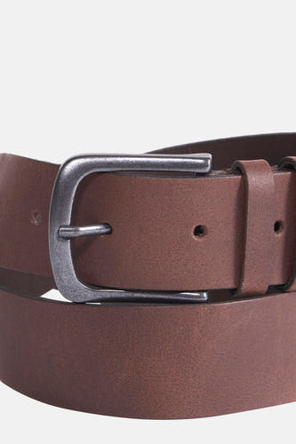 Ceinture marron de Petrol Industries avec boucle en argent et trous visibles.