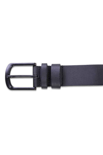 Ceinture noire de Petrol Industries, gros plan avec une boucle métallique et un trou pour la ceinture.