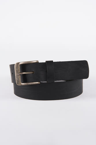 Ceinture noire de Petrol Industries, avec une boucle rectangulaire argentée et une apparence robuste.