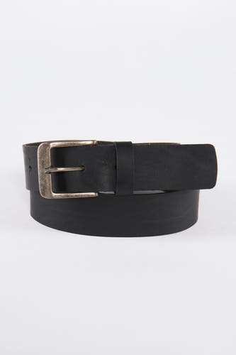 Ceinture noire de Petrol Industries avec boucle en argent, texture en simili cuir et design élégant.