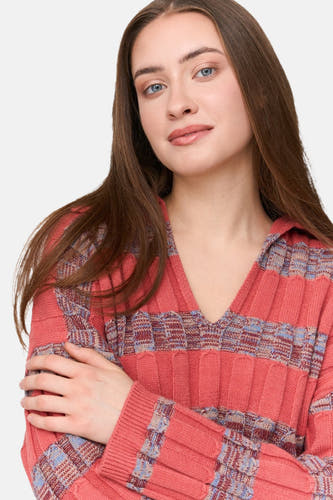 Gilet en V de rose de 24 couleurs, avec une texture texturée et un motif tricoté complexe.