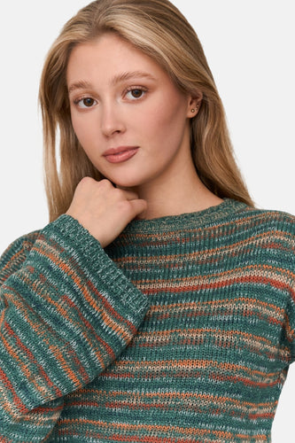 Jonge vrouw met blond haar in een groen gestreepte trui.