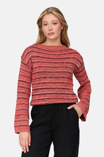 T-shirt rose avec col rond de 24 Colours GMBH, à rayures et porté avec un pantalon noir.
