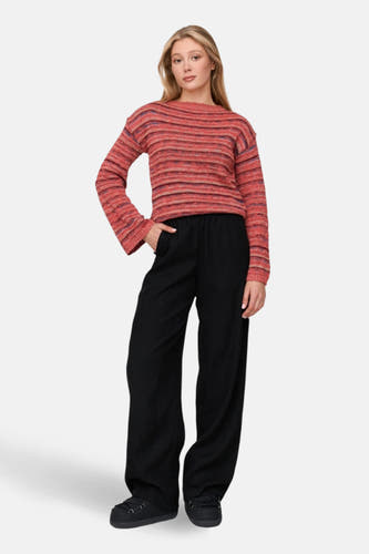 T-shirt rose avec col rond de 24 Colours GMBH, à rayures, associé à un pantalon noir.