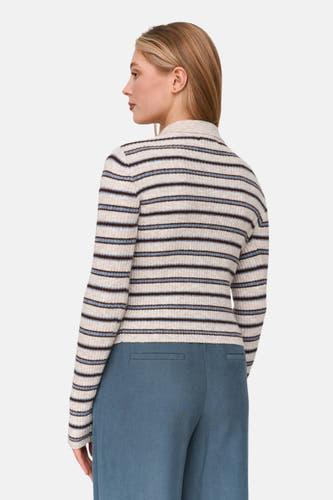 T-shirt écru de 24 couleurs GMBH avec des rayures horizontales, associé à un pantalon bleu.