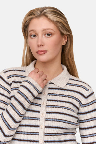 Portret van een jonge vrouw met een gestreepte cardigan met knoopsluiting.