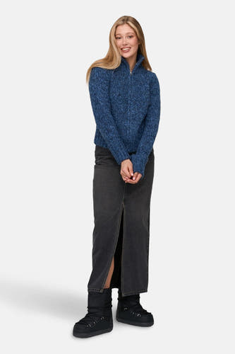 Veste bleue de 24 Colours GMBH, associée à une longue jupe grise avec échancrure et des moonboots noirs.