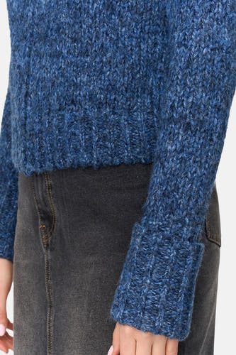 Gilet bleu de 24 colours gmbh, avec une texture grossièrement tricotée et des manches longues, associé à une jupe grise.
