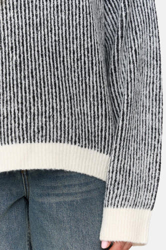 Gilet rayé noir et blanc avec col rond de 24 Colours GMBH, en tissu côtelé grossier et en denim.