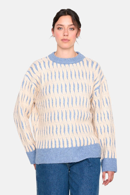 T-shirt bleu avec col rond de 24 Colleurs, avec un motif crème et des manches longues.