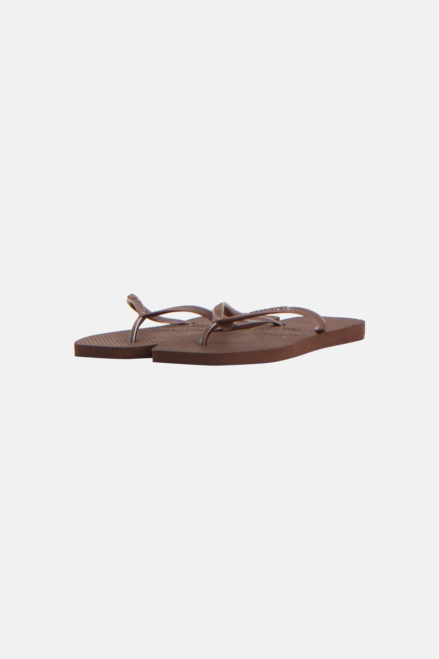 Une paire de tongs marron Havaianas, avec des fines brides et une semelle texturée.