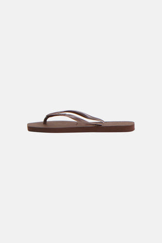 Tongs Havaianas marron à fines brides et semelle texturée, vue de côté.