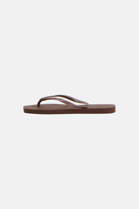 Tongs Havaianas marron à fines brides et semelle texturée, vue de côté.