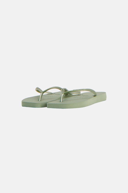 Deux tongs vertes Havaianas, côte à côte, avec des brides et des semelles texturées.