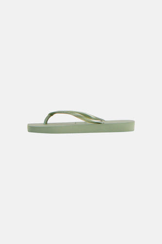 Tongs Havaianas verts en profil avec semelle rayée.