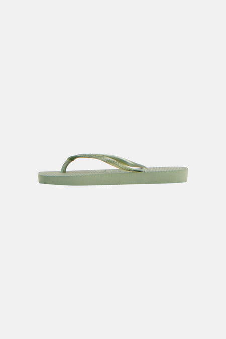 Tongs Havaianas verts en profil avec semelle rayée.