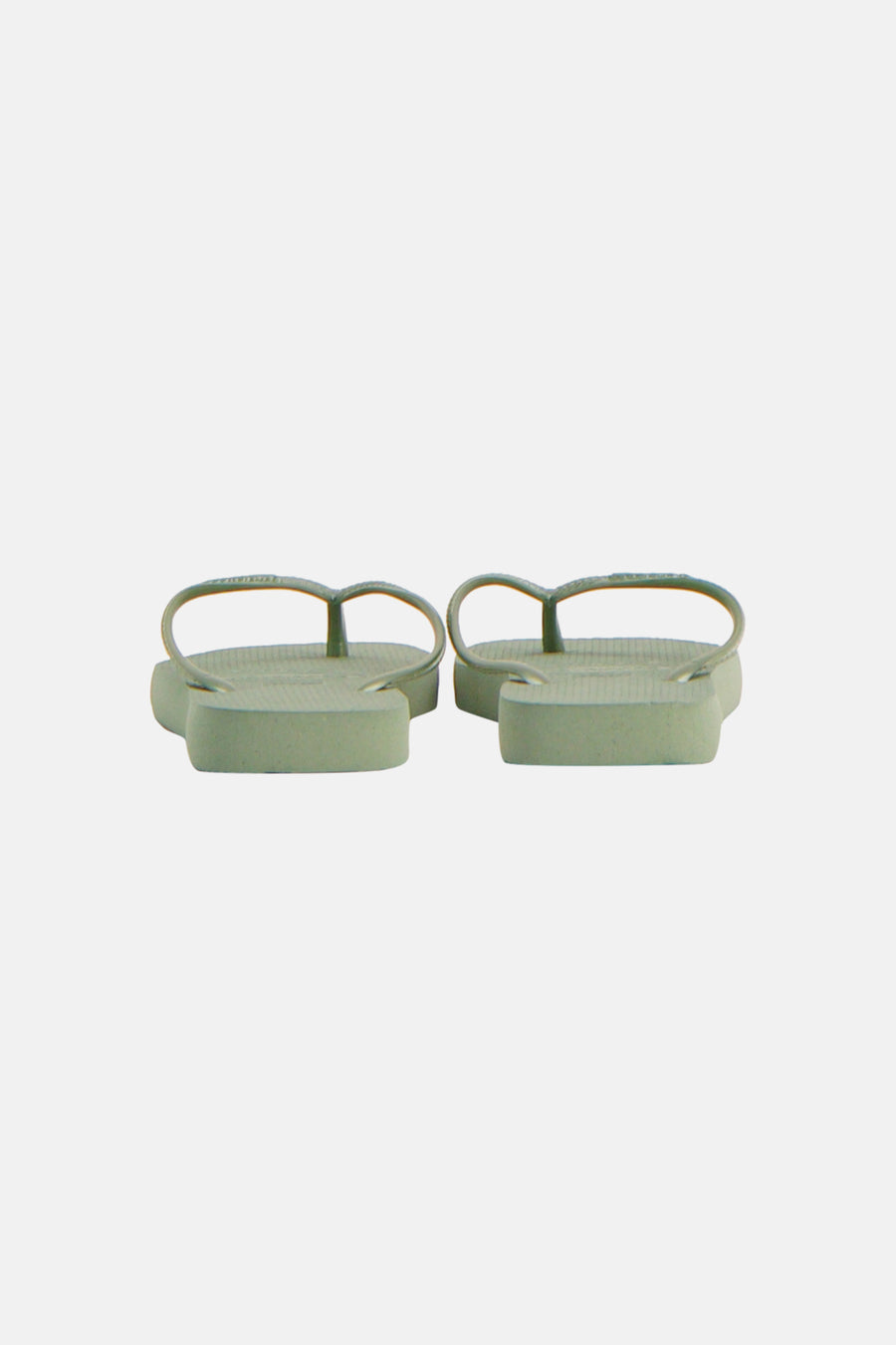 Twee groene slippers van Havaianas, naast elkaar liggend, met gestructureerde bandjes en zolen.