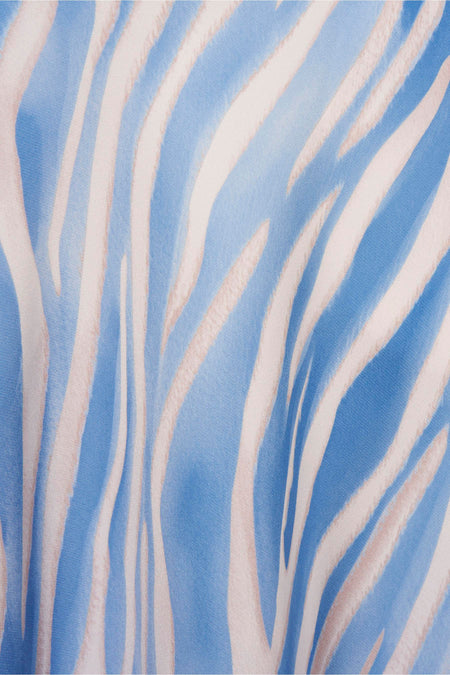 Robe longue bleue de Terra di Siena avec imprimé zèbre abstrait et texture subtile.