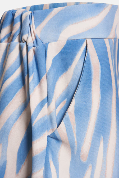 Robe longue bleue de Terra di Siena, avec un motif imprimé zèbre abstrait et un détail de poche.