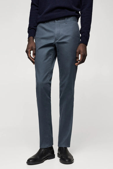 Pantalon bleu de MANGO, design simple et détails subtils.
