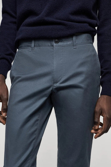 Pantalon bleu de MANGO, avec fermeture à boutons et poches.