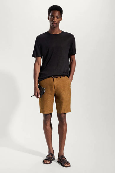 Short marron de MANGO, avec une ceinture marron et un t-shirt noir, associé à des sandales en cuir.