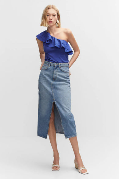 Débardeur bleu avec volants et perforations de MANGO, porté avec une jupe en jean et des sandales blanches, vue de face