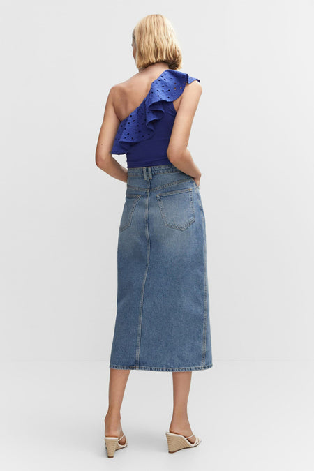 Débardeur bleu avec volants et perforations de MANGO, vue de dos, porté avec une jupe en jean et des sandales