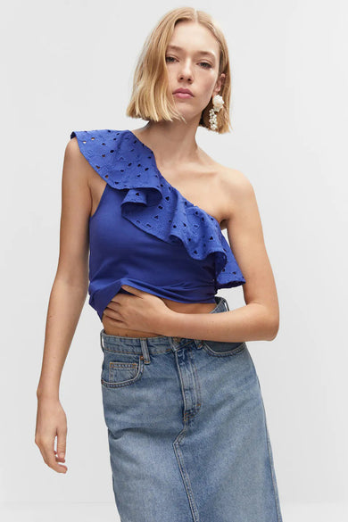 Débardeur bleu asymétrique à une épaule de MANGO avec volants en dentelle, vue de face