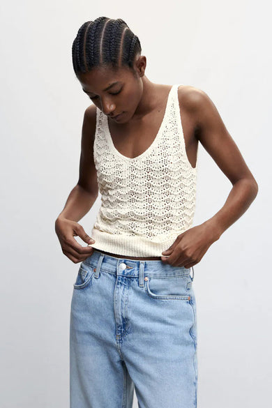 Débardeur beige en maille de MANGO avec motif ajouré, porté avec un jean bleu clair, vue de face