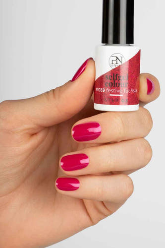 Vernis à ongles en gel fuchsia de Pn Selfcare, montré sur une main avec des ongles assortis.
