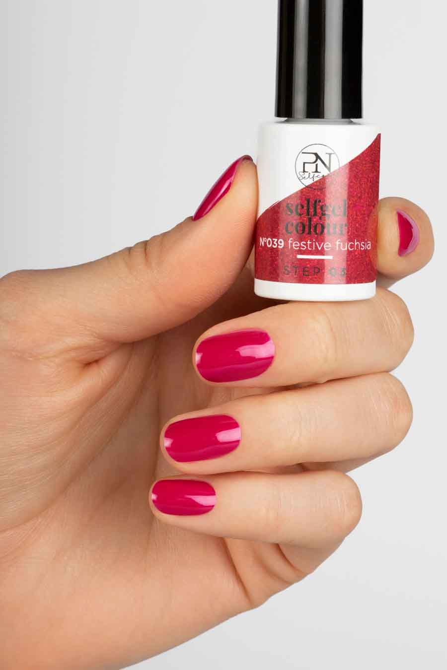 Vernis à ongles en gel fuchsia de Pn Selfcare, montré sur une main avec des ongles assortis.