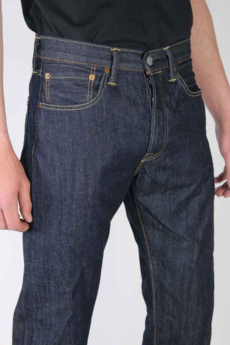 Jean droit bleu foncé de Levi's®, avec surpiqûres jaunes et une texture denim classique.