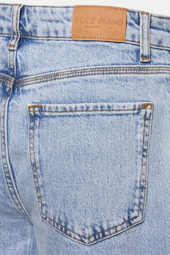 Jean en denim bleu clair de PULZ, avec une coupe droite et un détail de poche arrière.