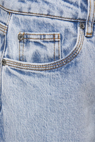 Jean wide bleu clair de PULZ, avec une attention particulière aux poches et à la fermeture à glissière, doté de points en couleur contrastée.