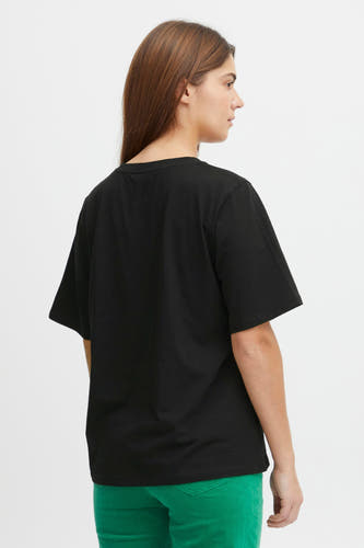 Zwart T-shirt met korte mouwen van PULZ, achterkant, gecombineerd met een groene broek.