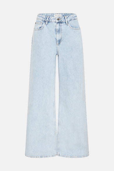 Jean bleu clair large de PULZ JEANS, avec une poche arrière et un étiquette en cuir sur la ceinture.