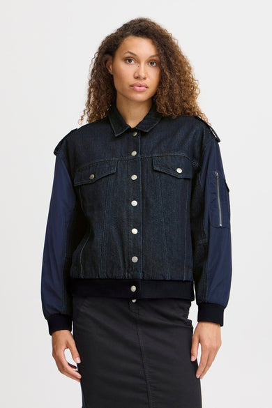 Manteau de denim bleu marine PULZ, avec des manches contrastantes longues et une fermeture à boutons argentée.