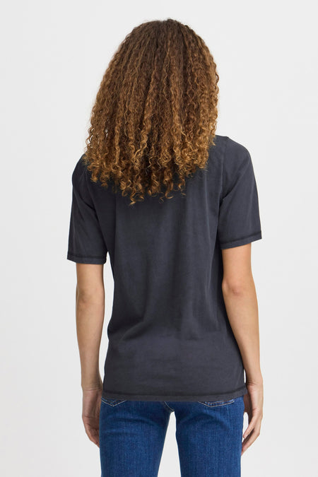 T-shirt noir à manches courtes de PULZ, dos, associé à un jean bleu.