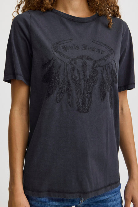 T-shirt noir à manches courtes de PULZ Jeans, avec imprimé d'une tête de taureau et de plumes.
