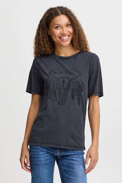 T-shirt noir à manches courtes de PULZ Jeans, avec une impression de crâne de taureau et des plumes.