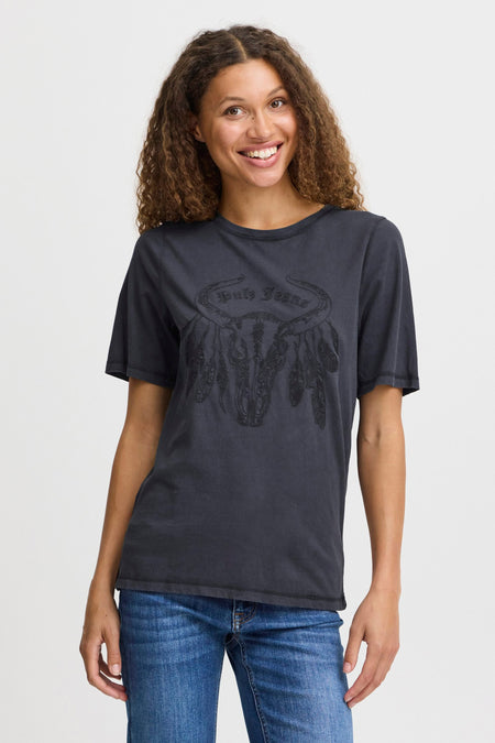 T-shirt noir à manches courtes de PULZ Jeans, avec une impression de crâne de taureau et des plumes.