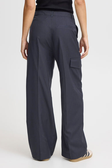 Pantalon bleu de PULZ, avec une rayure blanche et un cargo, vu de derrière.