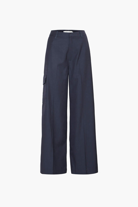 Pantalon bleu de PULZ Jeans avec une rayure blanche et un cargo, isolé sur un fond blanc.