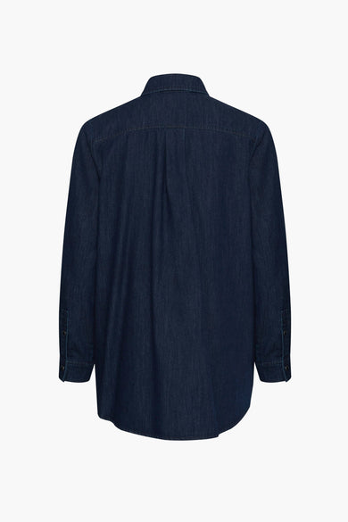 T-shirt en jeans en denim bleu foncé de PULZ, avec longues manches, col boutonné et plis sur le dos.
